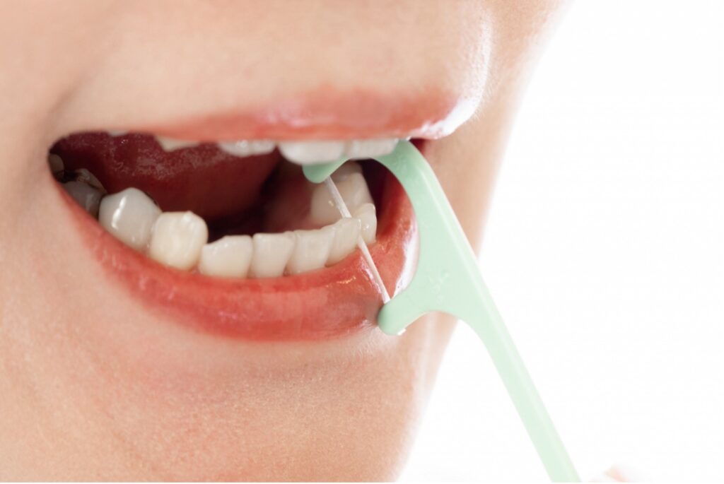 デンタルフロスの効果を徹底解説!正しい使い方と口臭・歯茎への影響